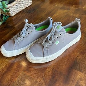 Cariuma Women’s size 9.5 Sneakers